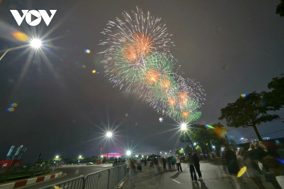Thousands of residents gather outside My Dinh National Stadium to watch the rehearsal fireworks illuminate Hanoi’s night sky.