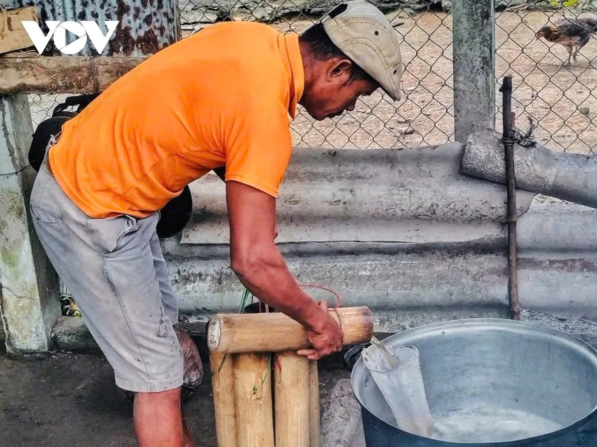 Freshly collected toddy palm sap must be carefully filtered and poured into the cauldron immediately to prevent fermentation.