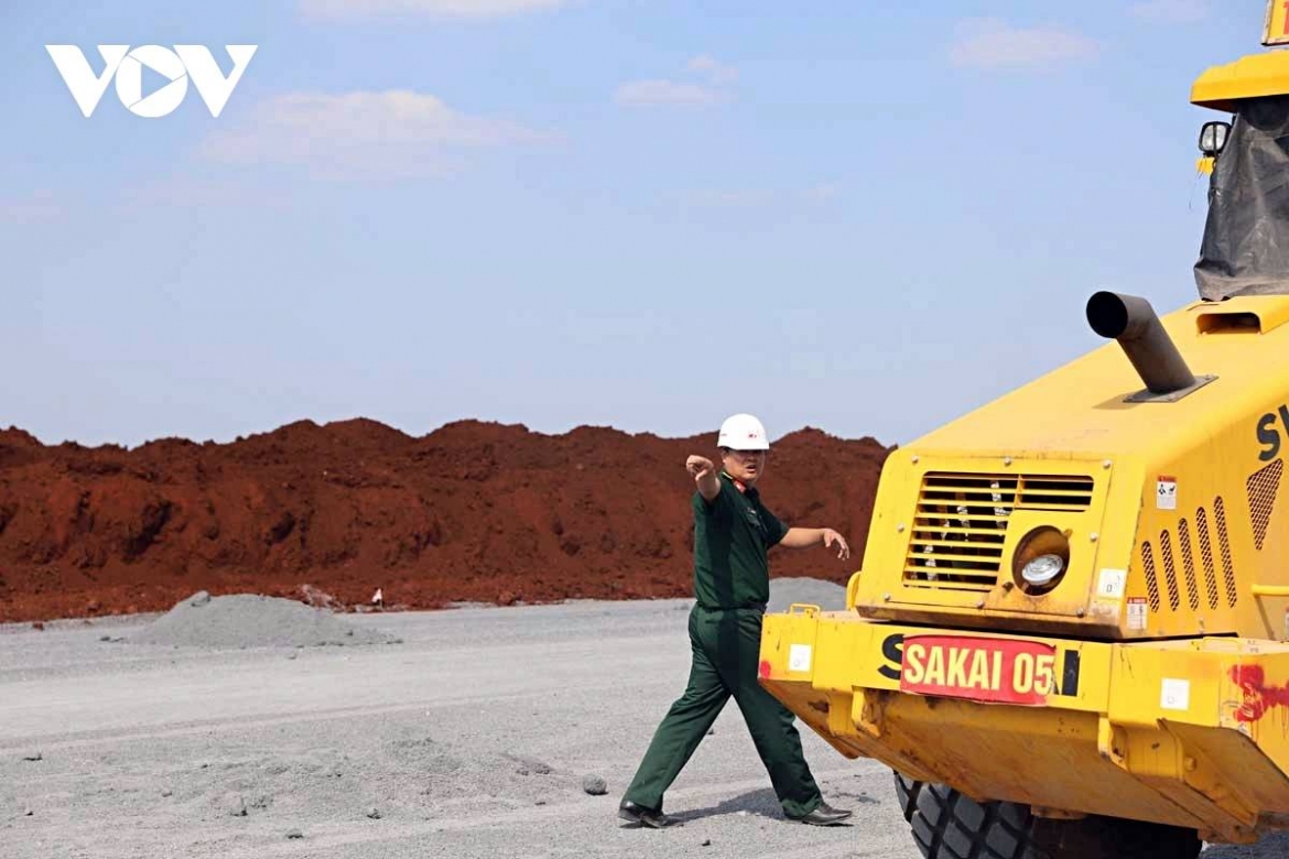 Lieutenant Colonel Dao Anh Dung, head of the airport project management board of Army Corps 12, has been inspecting the construction site and resolving technical issues on site, helping sustain workforce morale through the Lunar New Year.