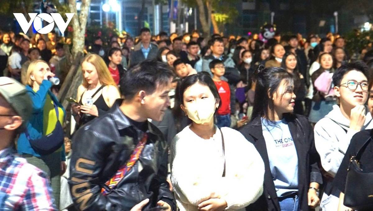 As the clock ticks toward 2026, residents and tourists in Hue throng the city’s central streets, carrying festive cheer and excitement. Crowds gradually converge on the Hue Cultural and Sports Square to join the Countdown – Welcoming New Year 2026 arts programme, immersing themselves in the lively celebration.