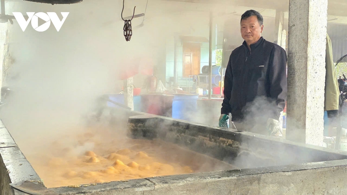The most critical stage comes as the sugarcane juice begins to foam and thicken, settling toward the bottom of the pan. Workers swiftly skim off the white foam and filter the liquid through fine cloth to produce a dark brown, viscous molasses. “Good molasses should have a deep brown colour, a light aroma and a mild sweetness without a harsh aftertaste,” says a veteran producer.