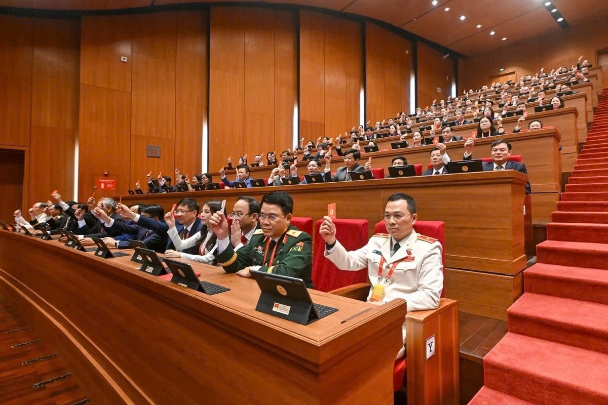 The delegates vote to approve the working agenda of the six-day congress that is expected to chart a development course for Vietnam through 2030 with a vision toward 2045.