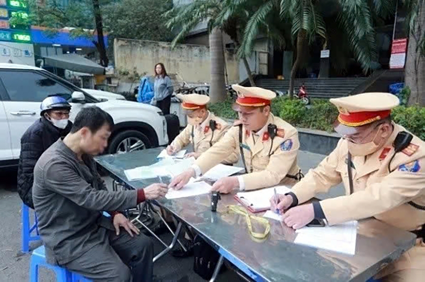 Of the violations, one involves a car driver, 329 motorcycles and 12 other vehicles. Police revoke 21 driving licences, deduct license points in 77 cases, and impose fines totalling an estimated VND2.17 billion.