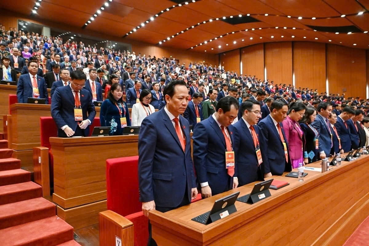 The delegates observe a minute of silence to commemorate late Party General Secretary Nguyen Phu Trong and other members of the Party Central Committee who passed away during the 13th Congress term.