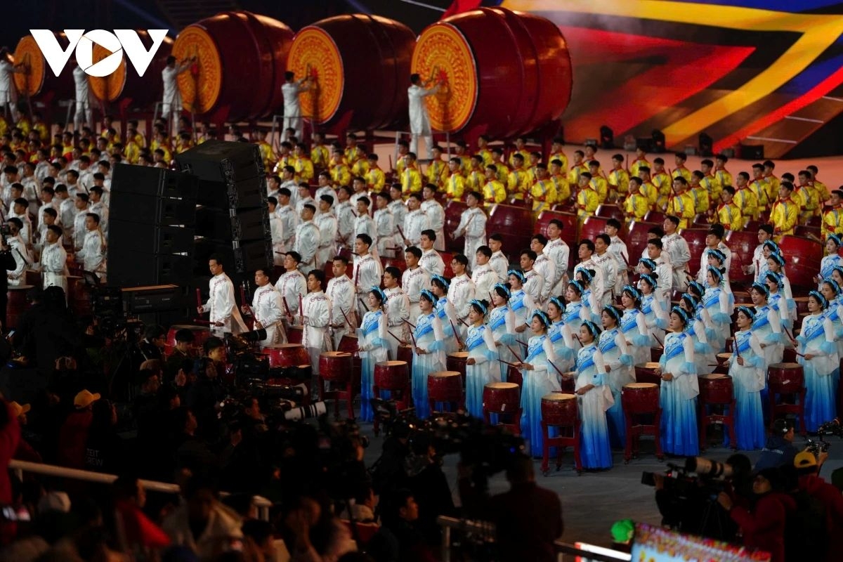 Chapter III, Under the Glorious Flag of the Party, conveys the vision of a new era of national advancement set out at the 14th National Party Congress. Through a series of performances, the segment reaffirms confidence in the country’s bright future and highlights the spirit of unity under the Party’s banner to successfully implement the Congress’s resolution.