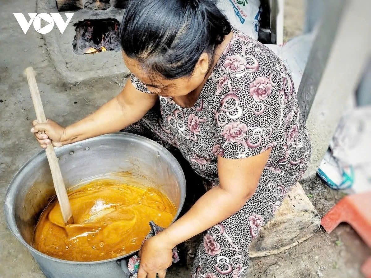 An, a longtime sugar maker, shares with enthusiasm that the current toddy palm sugar season fetches prices ranging from VND100,000 to 150,000 per bag.