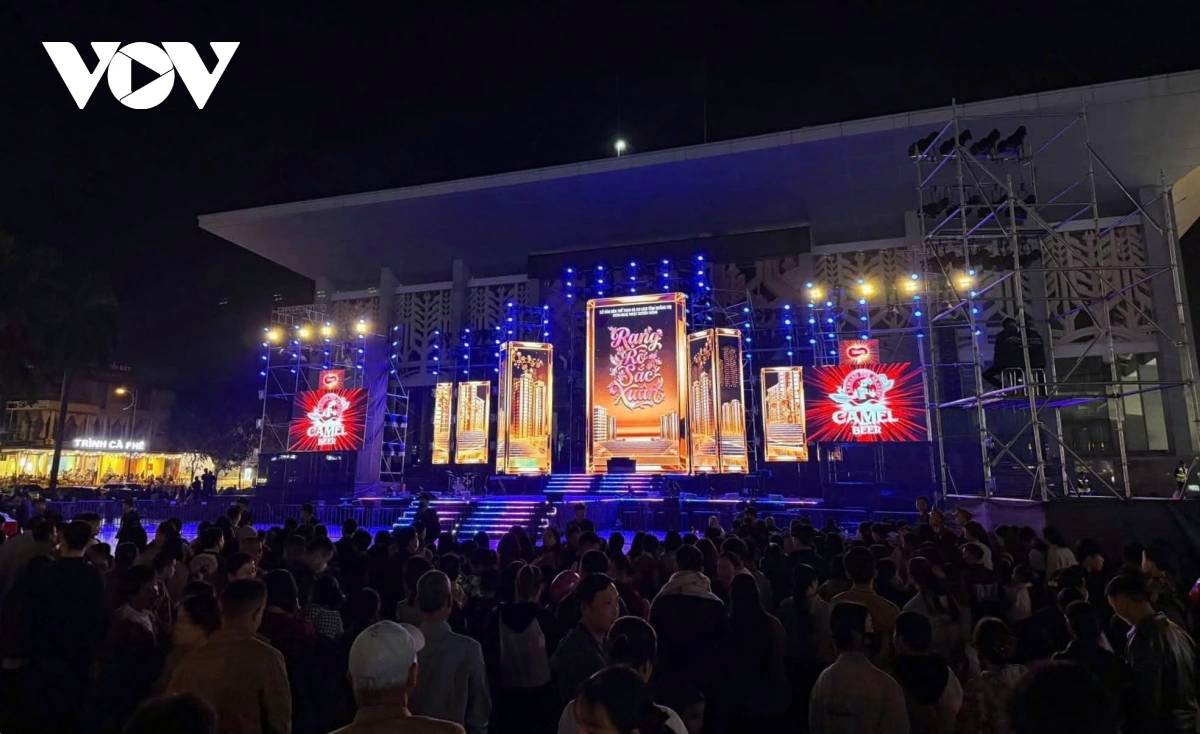 In Quy Nhon, main streets, squares, and coastal areas are packed with crowds, creating a lively yet orderly atmosphere. Many families even bring children, while residents capture photos and videos to commemorate the moments before the start of New Year 2026 festivities.