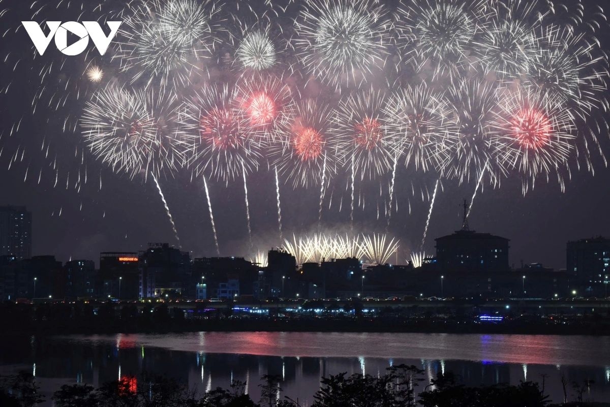 The fireworks performance is scripted by experts from Malaysia-based Global2000 International, a leading fireworks consultancy and long-time partner of the Da Nang International Fireworks Festival.