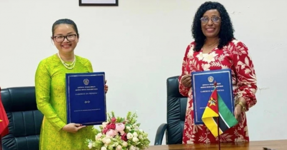 Vietnamese Ambassador to Mozambique Tran Thi Thu Thin and Mozambican Minister of Education and Culture Samaria Tovela at the singing ceremony