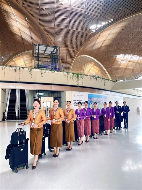Crew members of Air Cambodia. The Cambodian airline will resume direct flights between Phnom Penh (Cambodia) and Da Nang from January 15. — Photo courtesy of Air Cambodia
