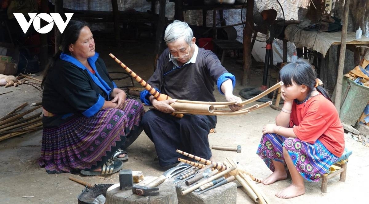 Meritorious Artisan Thao Cang Sua is one of only 18 people in Mu Cang Chai commune still able to make traditional Mong panpipes