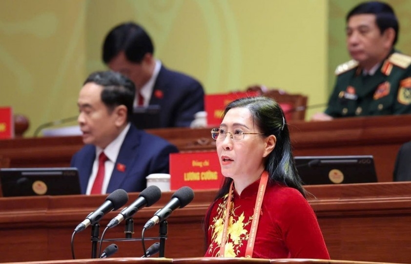 Bui Thi Quynh Van, a member of the Congress Secretariat, reads out a notice on congratulatory messages from political parties, organizations and international friends to the 14th National Party Congress. (Photo: VNA)