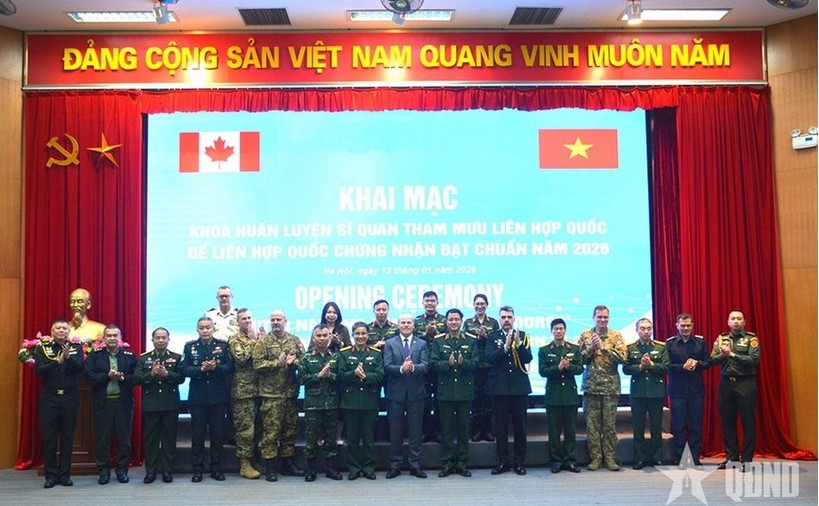 Delegates pose for a group photo at the opening ceremony ( Image source: qdnd.vn)