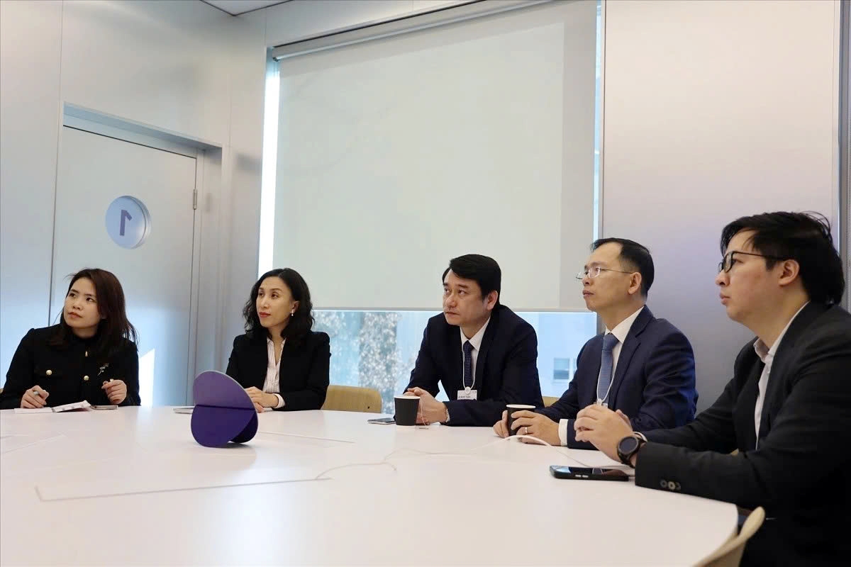 Deputy Foreign Minister Le Anh Tuan and other officials of the Vietnamese delegation at WEF Davos 2026. (Photo: VNA)