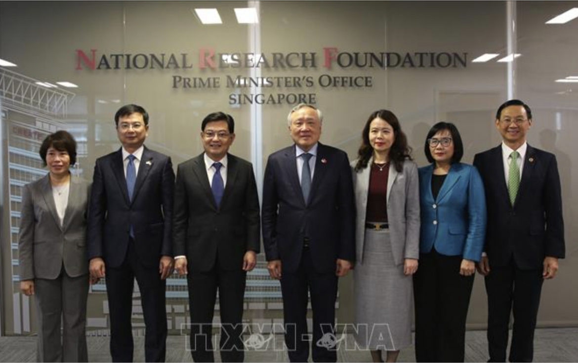 Permanent Deputy Prime Minister Nguyen Hoa Binh and his delegation meet with Heng Swee Keat, former Deputy Prime Minister, former Finance Minister and former Managing Director of the Monetary Authority of Singapore (MAS). Photo: VNA