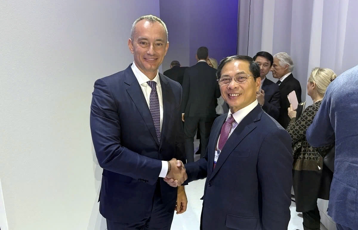 Deputy Prime Minister Bui Thanh Son meets foreign officials on the sidelines of the signing of the Gaza Board of Peace Charter in Davos, Switzerland
