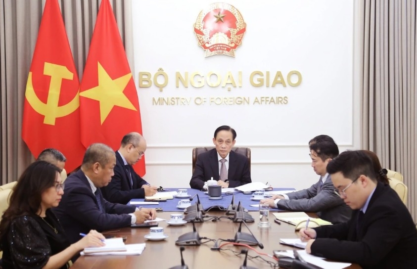 Politburo member and Minister of Foreign Affairs Le Hoai Trung holds phone talks with Venezuelan Foreign Minister Yvan Gil Pinto.