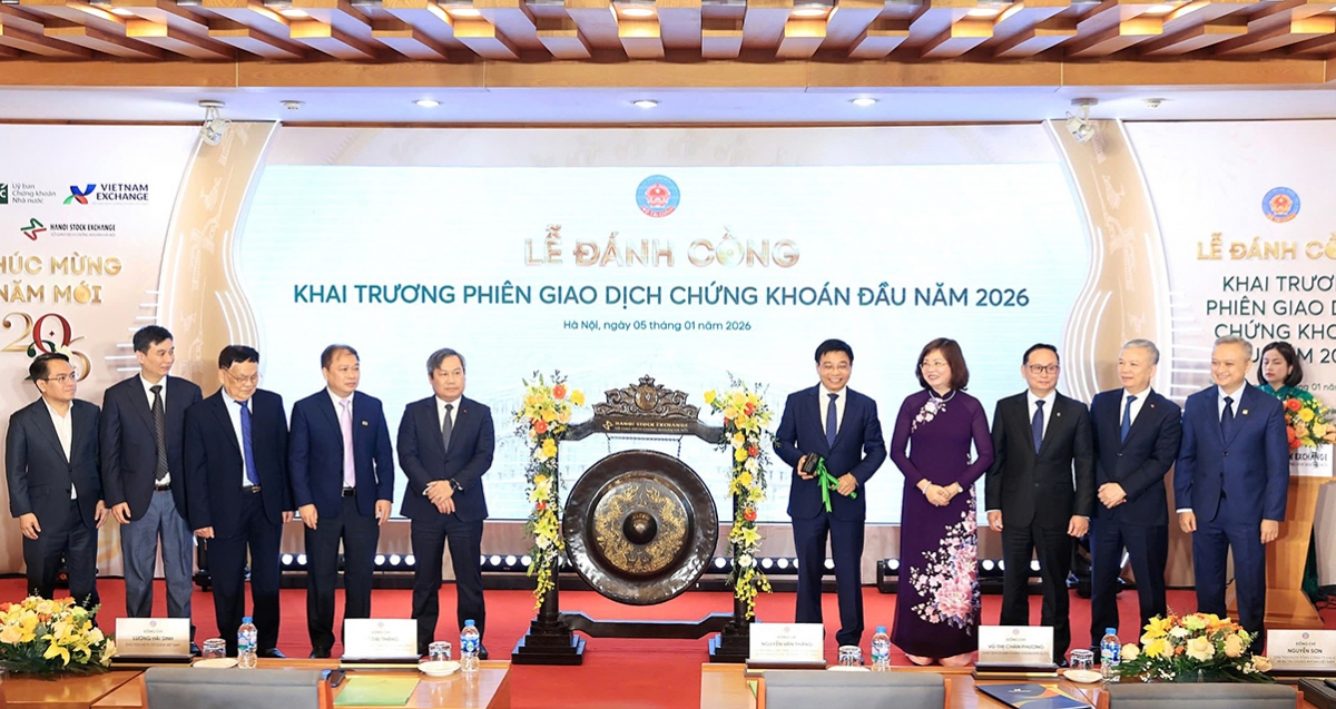 Finance Minister Nguyen Van Thang beats the gong, opening the first trading session of Vietnam's stock market on January 5. (Photo: VGP)