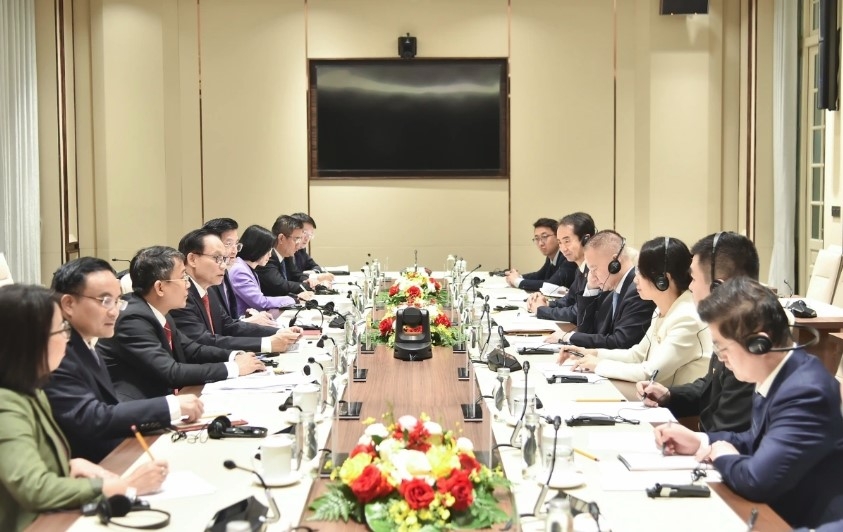 Foreign Minister Le Hoai Trung holds talks with Liu Haixing, special envoy of the Chinese Party General Secretary and President.