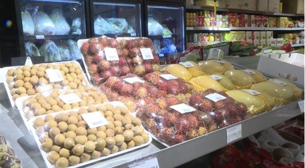 Fresh Vietnamese fruit on sale at a supermarket in France (Photo: VNA)