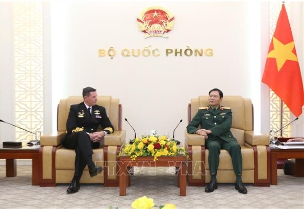 General Nguyen Tan Cuong and Australian Chief of Navy Vice Admiral Mark Hammond at the meeting
(Photo: VNA)
