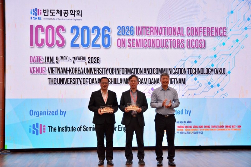 Ho Quang Buu, Vice Chairman of Da Nang People’s Committee (first from right) presents gifts to the conference's organizers ((Photo: giaoducthoidai.vn)