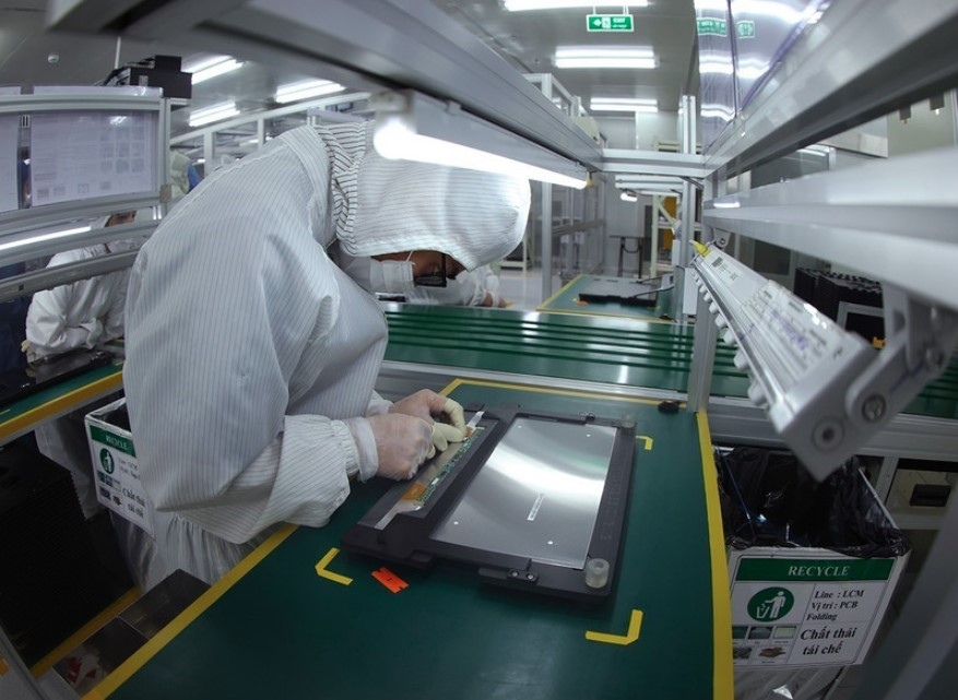 A worker assembles laptops at the factory of the Heesung Electronics Vietnam Co. Ltd in the Trang Due Industrial Park, Hai Phong city. Electronic devices are among Vietnam's main exports to India. (Photo: VNA)
