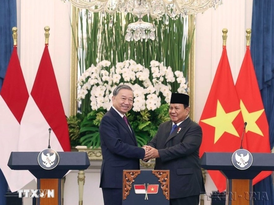 Party General Secretary To Lam (L) and Indonesian President and Chairman of the Great Indonesia Movement Party (Gerindra) Prabowo Subianto announce the elevation of Vietnam – Indonesia relations to a Comprehensive Strategic Partnership in Jakarta, on March 10, 2025. (Photo: VNA)