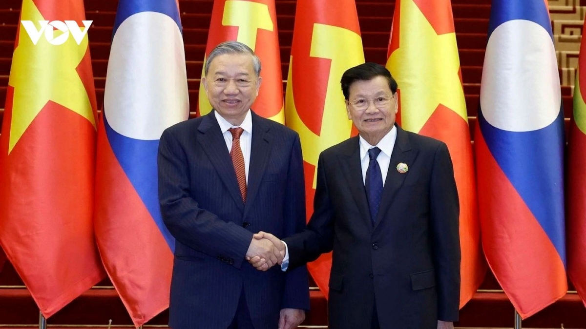 Lao General Secretary and President Thongloun Sisoulith (R) and Vietnamese Party General Seceretary To Lam shaking hands ahead of a meeting between the Lao People’s Revolutionary Party and the Communist Party of Vietnam in Vientiane in early December 2025. (File photo)