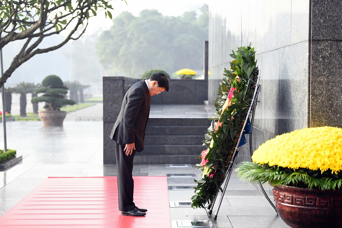 Lao Party General Secretary and President Thongloun Sisoulith lays a wreath in tribute to President Ho Chi Minh in Hanoi on January 27. (Photo: VNA)