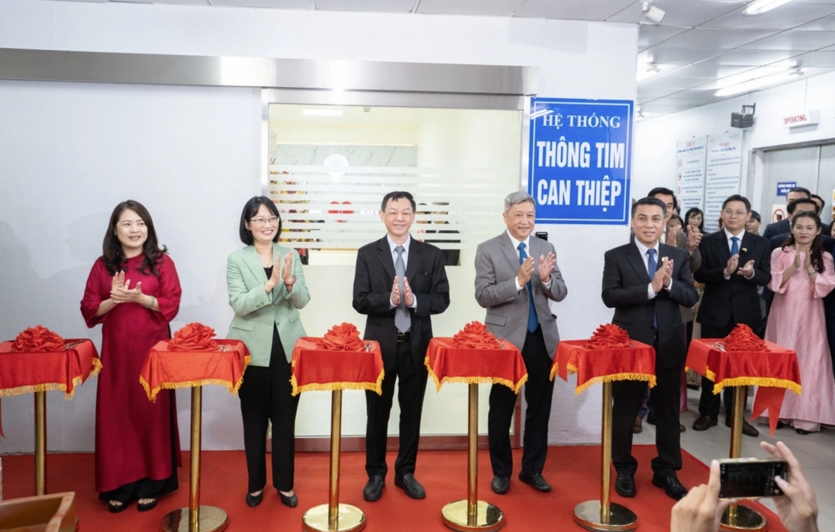 Leaders of the Ministry of Health and Ho Chi Minh City cut the ribbon to inaugurate the VND 500 billion interventional cardiology system.