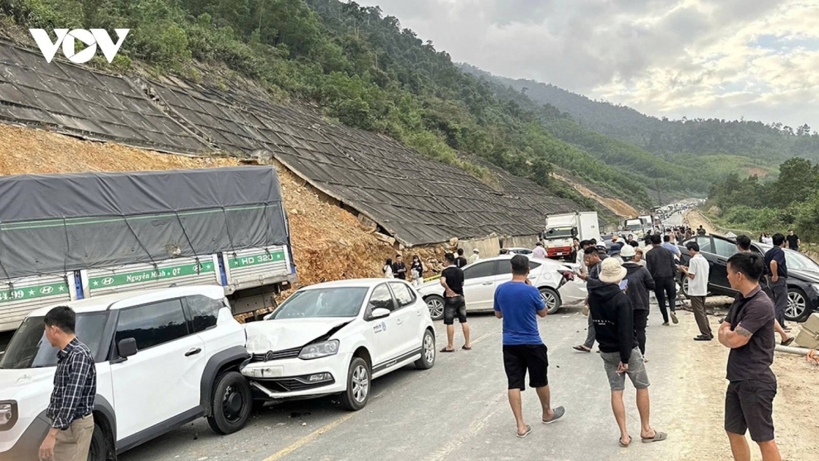 Many vehicles have been damaged following a multiple-vehicle traffic accident on Ho Chi Minh Highway on January 4, 2026