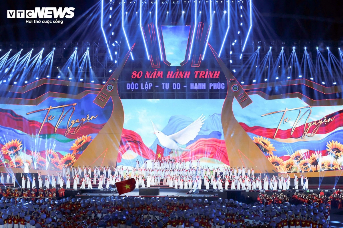 National concerts held across the country kindle the flame of national pride. In the photo is an art performance during the national concert themed 80 Years on the Journey of Independence, Freedom and Happiness 