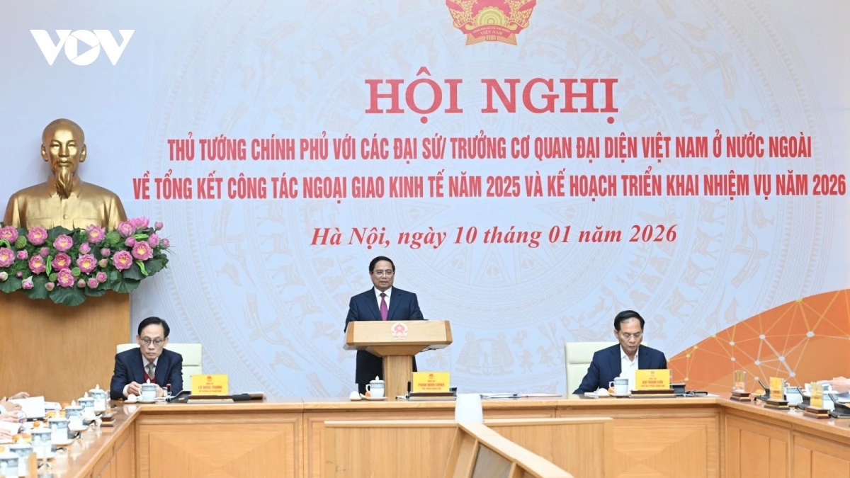 Prime Minister Pham Minh Chinh assigns tasks to Vietnamese ambassadors and heads of overseas representative missions, during an online meeting on January 10