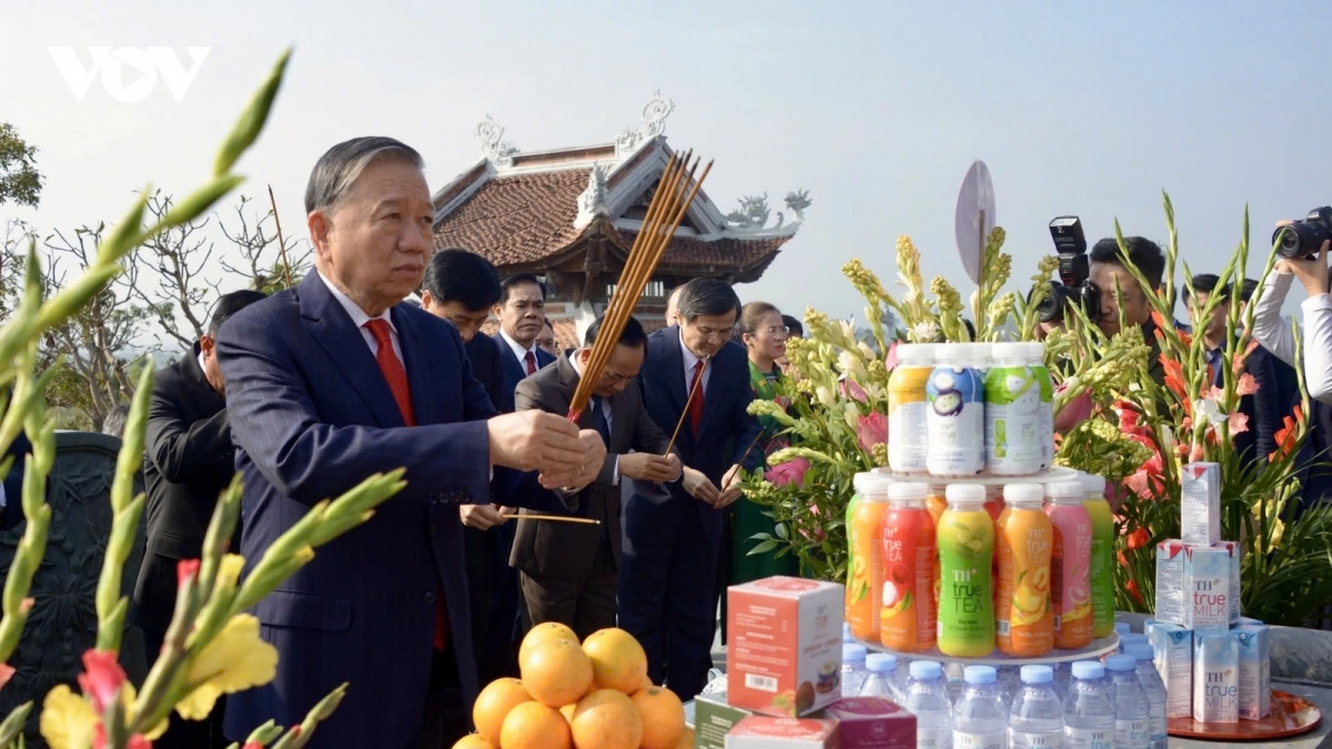 Party General Secretary To Lam offers incense in memory of President Ho Chi Minh at Chung Son Temple, Nghe An province