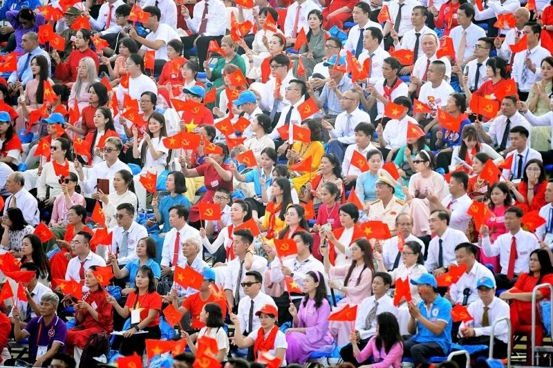 Hanoi residents welcome parade and march participants ahead of April 30 celebrations