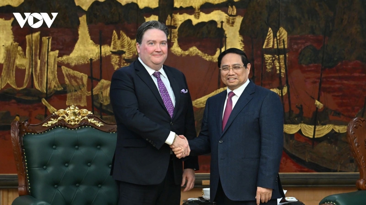 Vietnamese Prime Minister Pham Minh Chinh (R) and outgoing US Ambassador Marc Knapper during their meeting in Hanoi on January 10