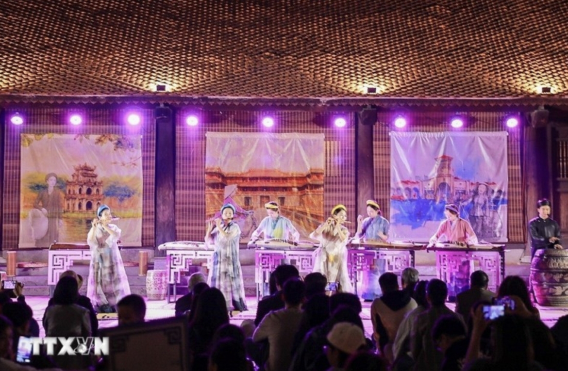 Temple of Literature night tour offers immersive cultural experience (Photo: VNA)