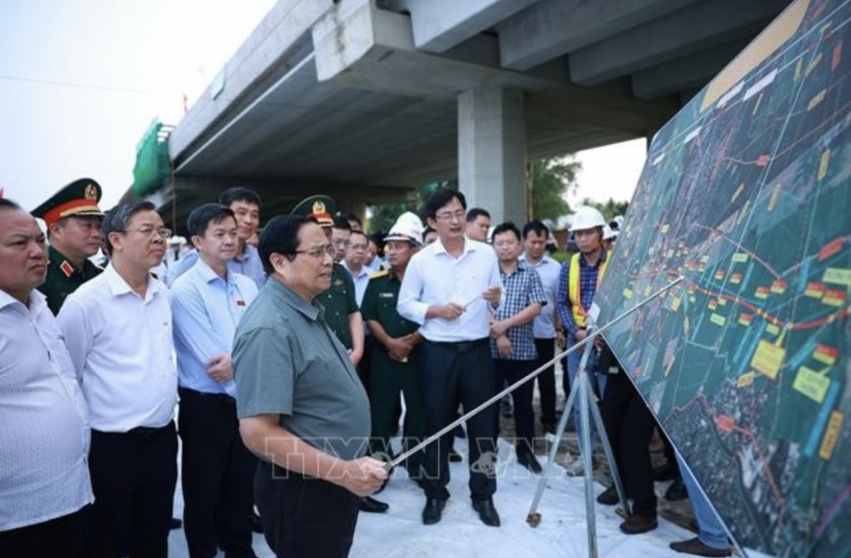 Prime Minister Pham Minh Chinh inspects the construction progress of the Chau Doc - Can Tho - Soc Trang expressway project, specifically the section passing through Long Hung commune, Can Tho city, on December 28, 2025. (Photo: VNA)