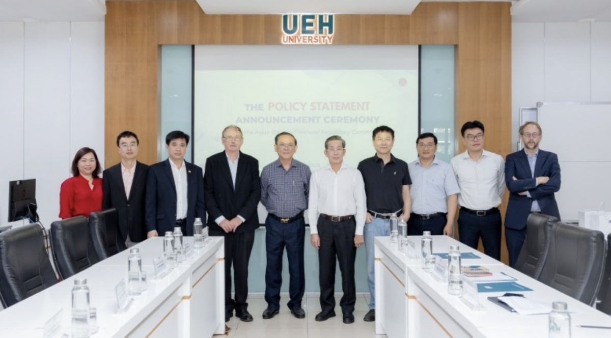 Delegates pose for a group photo at the event (Photo: nhandan.vn)