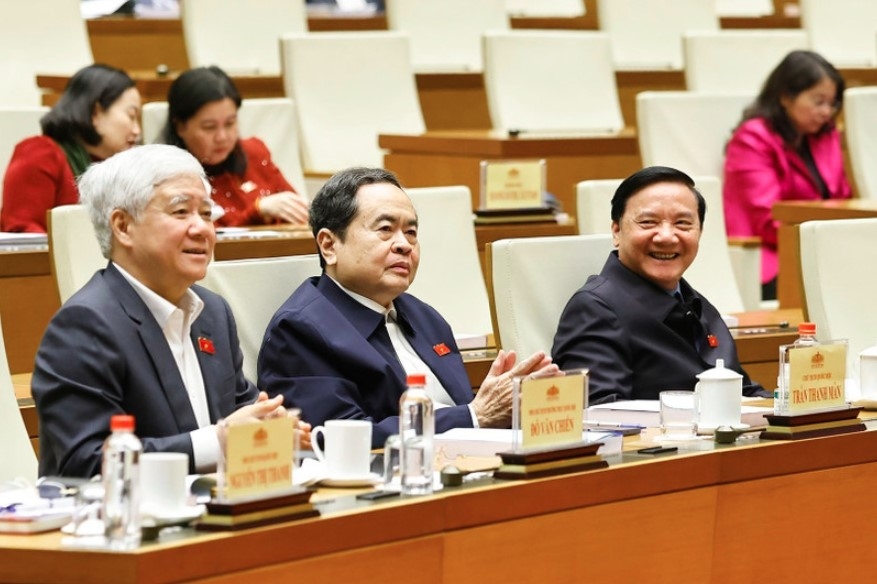 NA Chairman Tran Thanh Man (centre) and Vice Chairmen Do Van Chien (left) and Nguyen Khac Dinh at the conference on January 13 (Photo: VNA)