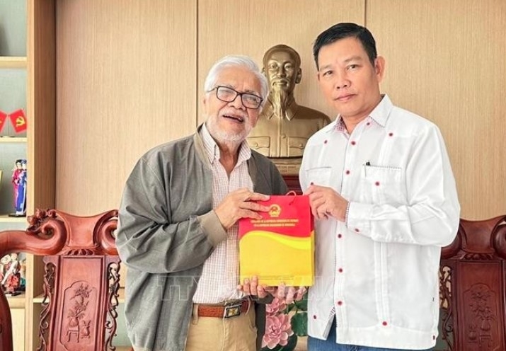Vietnamese Ambassador to Venezuela Vu Trung My (R) presents a gift to former Venezuelan Ambassador to Vietnam Jorge Rondón Uzcátegui (Photo: the Vietnamese Embassy in Venezuela)
