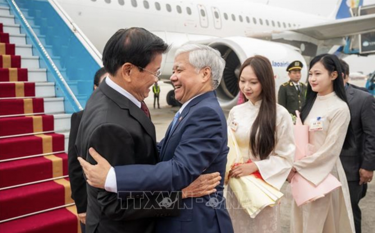 Vice Chairman of the National Assembly Do Van Chien welcomes Lao Party General Secretary and President Thongloun Sisoulith at Noi Bai International Airport. (Photo: VNA)