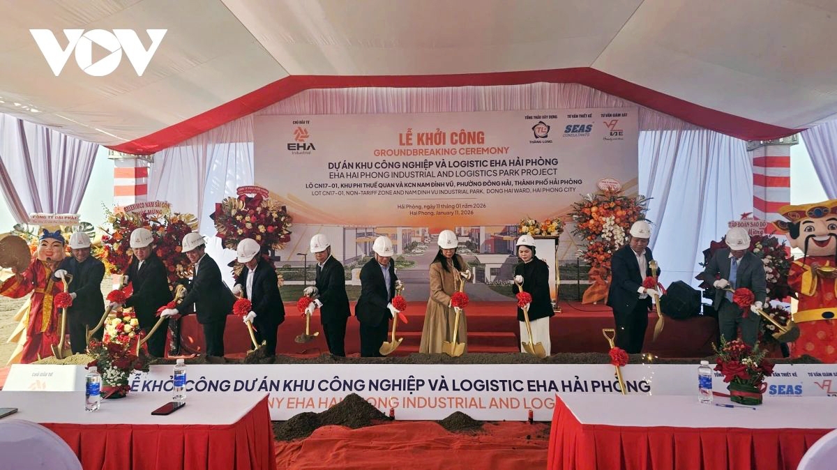 Hai Phong's officials, investors and contractors at the ground-breaking ceremony