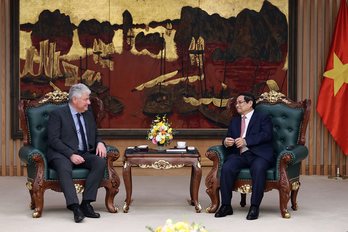 Vietnamese Prime Minister Pham Minh Chinh (R) and Eduard Stiphout, Senior Vice President of Dutch semiconductor giant ASML, during their meeting in Hanoi on January 15. (Photo: VGP)