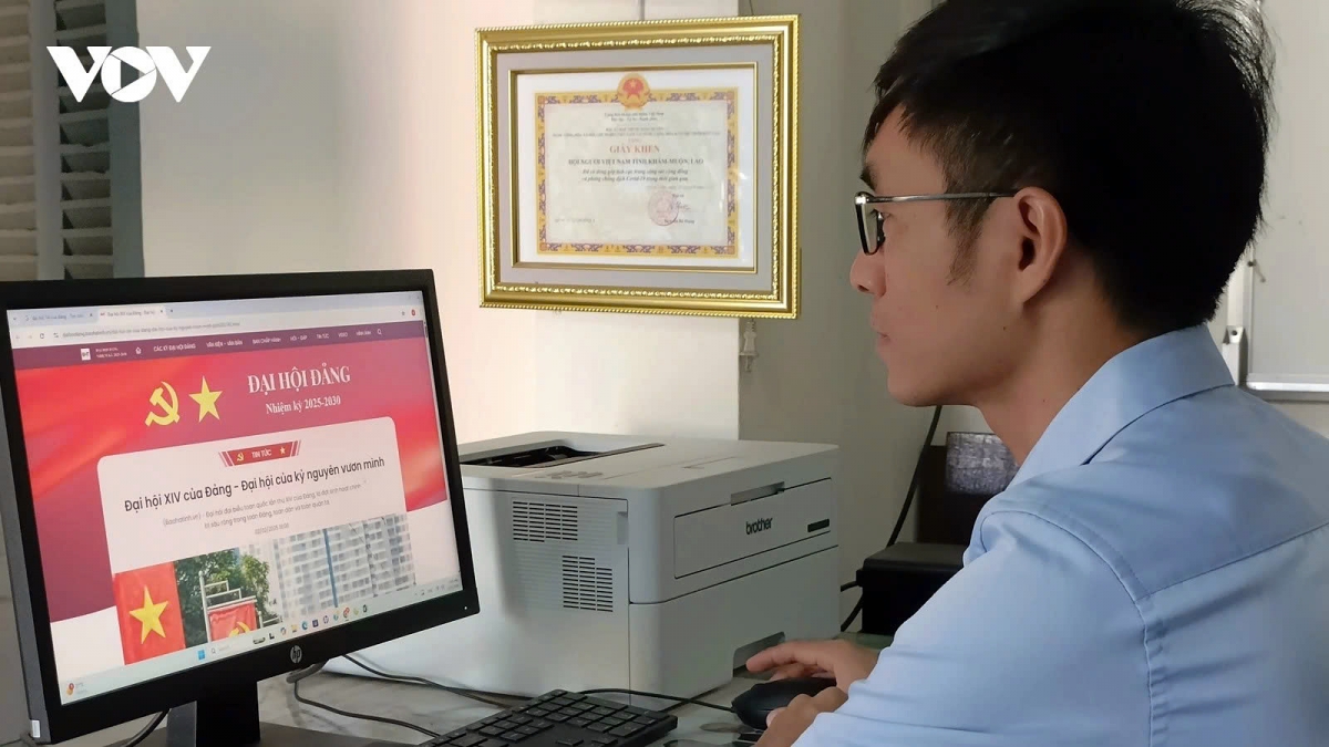 Truong Van Phuong, a young Vietnamese teacher, follows with keen interest information relating to the 14th National Party Congress