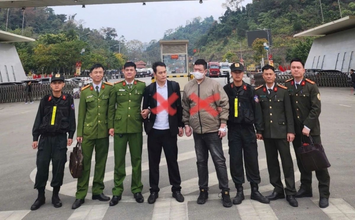 Bac Ninh police hand over two Chinese nationals wanted internationally to China