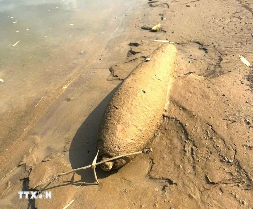 The device, which still had its detonator intact, was discovered by residents along the Lo River in Bac Muc hamlet, Ham Yen commune.