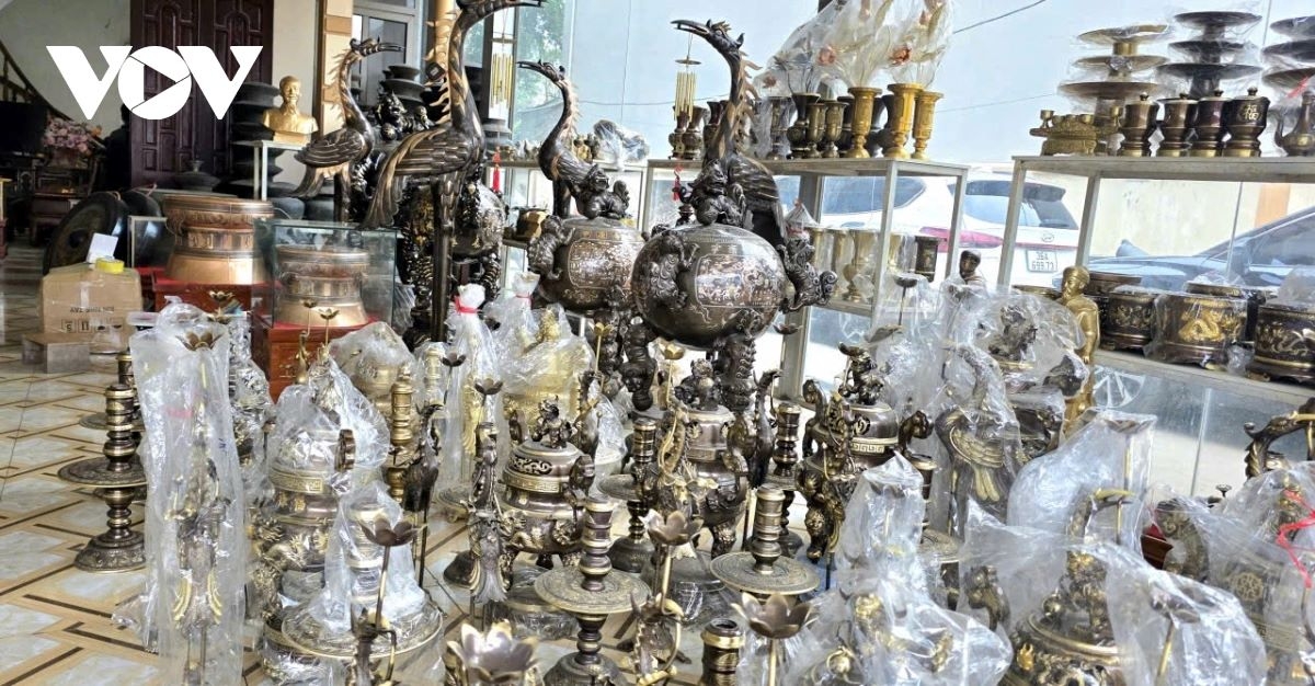 Ritual objects, bronze drums and jars gradually emerge after days of meticulous handcrafting. From the rough clay molds, timeworn forms take shape under the hands of village artisans. Every decorative line and surface is shaped with care, rooted in long-held cultural memory. The bronze glows with a warm, muted sheen, carrying the heat, sweat and pride of the craftsmen and giving each piece enduring value.