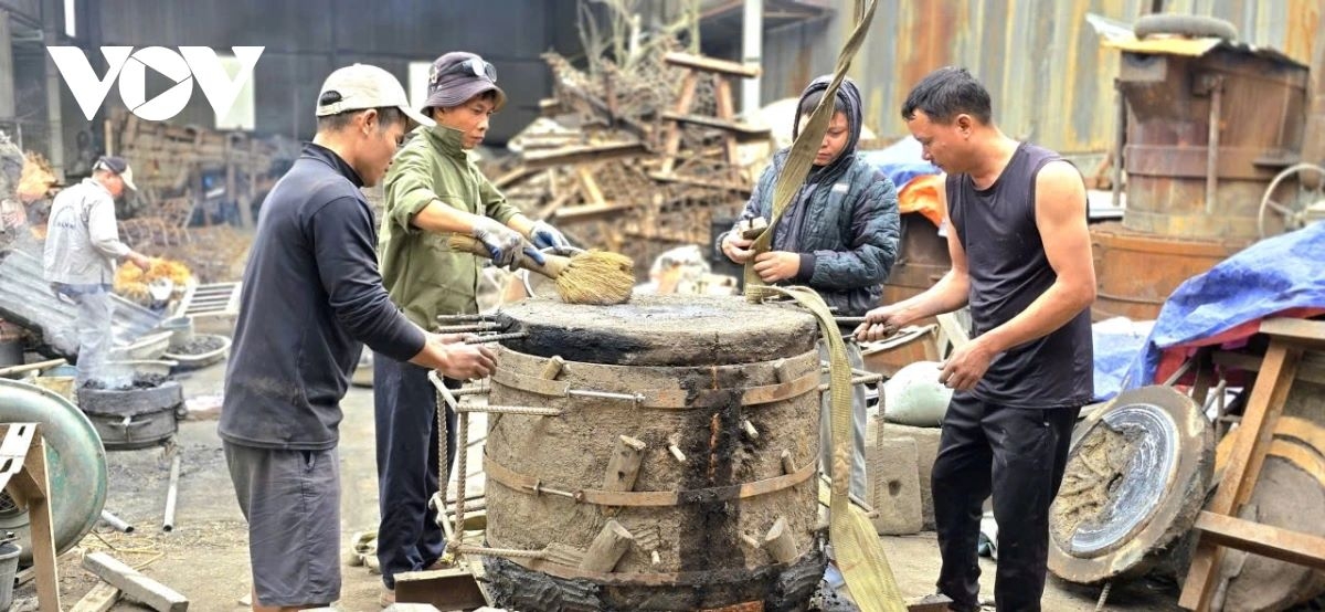 After the molds are filled, workers quickly move to the next stage, covering them with sand and packing in clay to secure the form and allow the metal to cool evenly, preventing cracks. The pace is brisk but careful, with eyes fixed on the molds, as a casting succeeds only when the metal has fully settled.